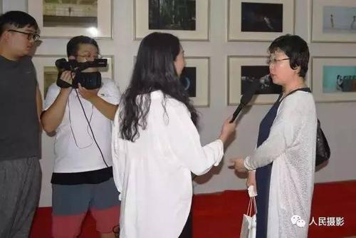 人民摄影报副总编辑贾晓霞接受采访
