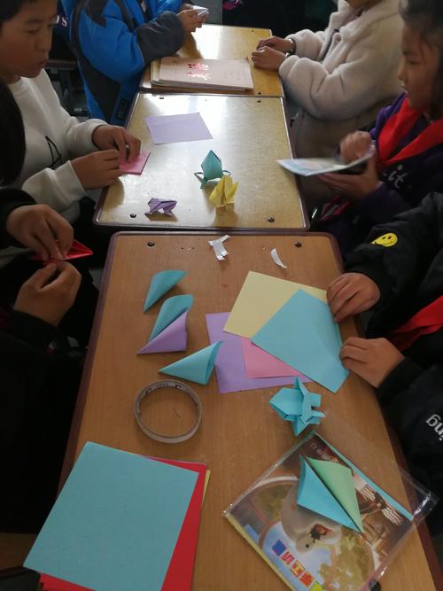 手工折纸是孩子们的最爱,瞧,他们做得多认真啊!