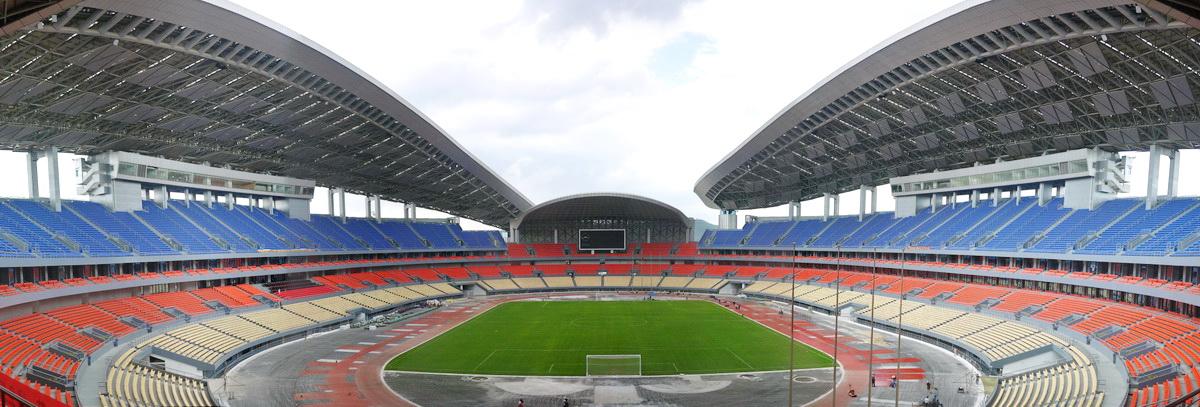 广西体育中心位于南宁市五象大道南侧,是包括体育场,体育馆,游泳