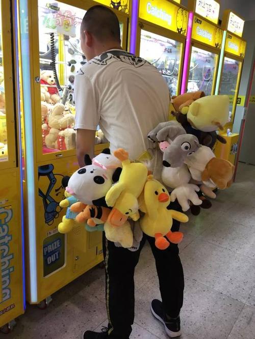 抓娃娃高手在外地被"封杀",来淮安100元抓了90多个娃娃!