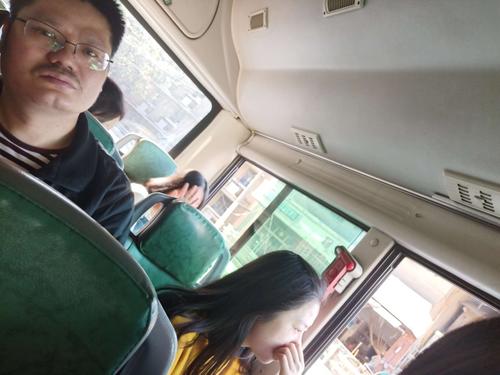 在车上热的难受,晃得晕车!