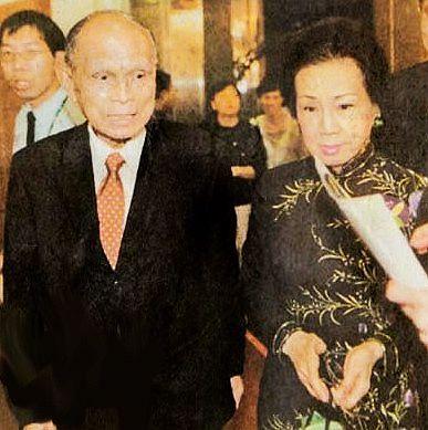 冯坚妮 1954年,震宇出世那年,霍英东结识了年轻貌美的女子冯坚妮,冯