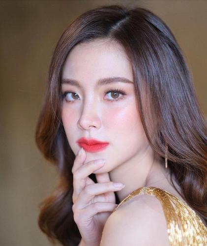 同时小水还会主演《金色光芒》这部剧,小水绝对是剧中的大女主.