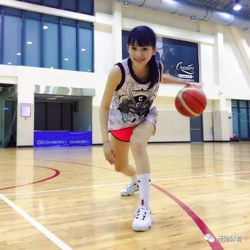 来自台湾的篮球美少女洗菜,她fb的介绍是: "更喜欢唱歌喜欢表演喜欢打