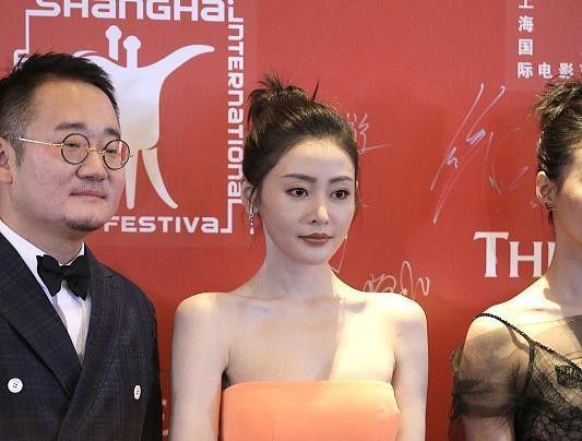 张天爱看生图更美穿抹胸裙看不到副乳怪不得会火这么久