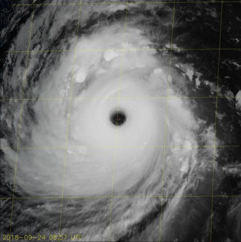 从太空看超强台风潭美:台风眼巨大清晰,似地球之洞