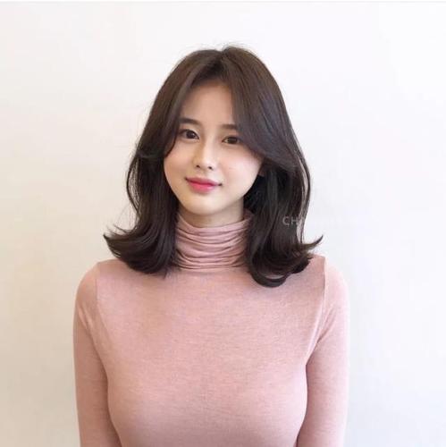 清新优雅的女生气质中发发型也能让你轻松做气质女生哦,特别受女生