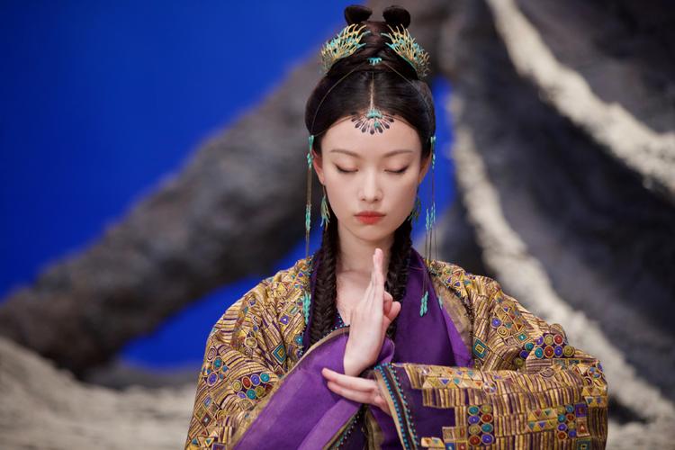 简介:倪妮《宸汐缘》优雅剧照图片,分享一组倪妮图片给大家,图中的