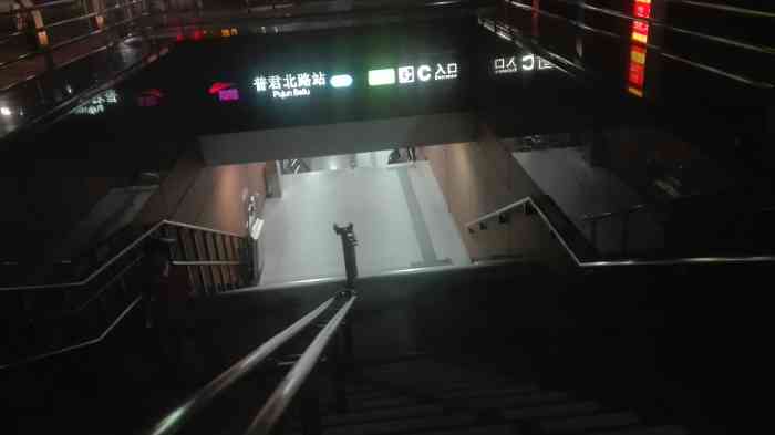 普君北路地铁站-"方便,下雨天还可以借伞.最近几天都.