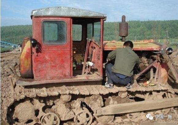 记得小的时候, 农业生产用的拖拉机还是履带式的东方红系列