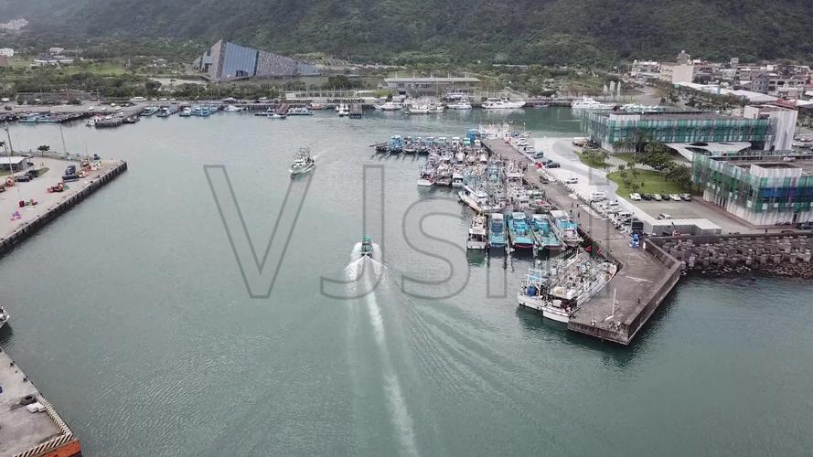 航拍台湾宜兰乌石渔港沿岸港湾游艇码头船只_3840x
