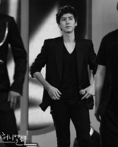 曺圭贤from super junior cr见logo