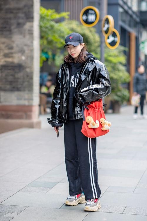 的外套搭配一身运动套装,时尚又温暖,帽子上的红色小心心感觉非常可爱
