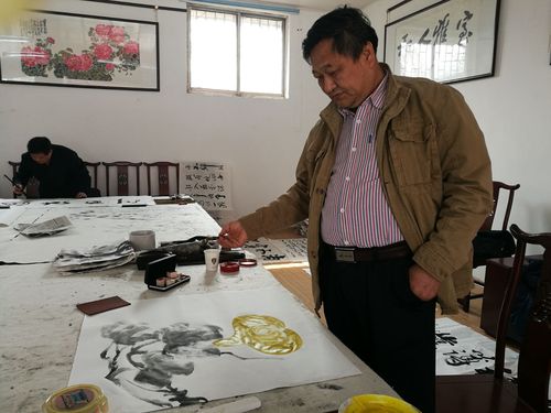 画家李惠泉先生创作中