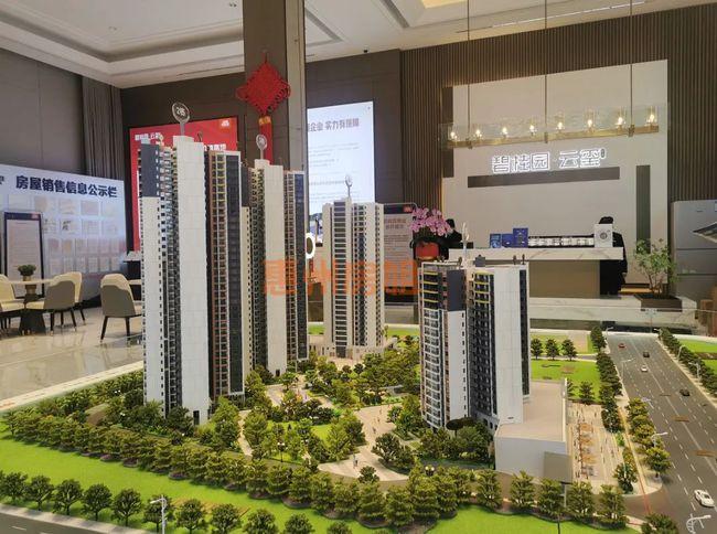 碧桂园云玺公馆由一栋18层高和三栋34层高层组成,住宅共计662户,停车