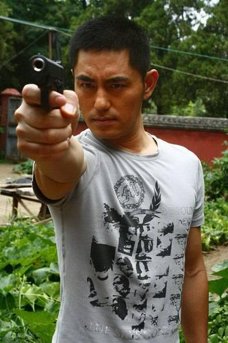 红警》是一部2009年由刘国强执导,孙洪涛,刘添月,牟凤彬主演的电视剧