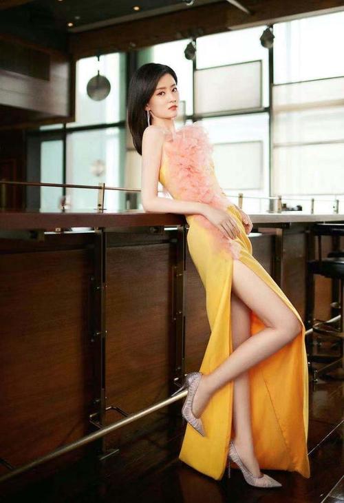 比如下面乔欣选择这身纯白色的连衣裙,就能够演绎出温柔和知性的气息