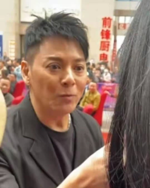 原创风采不再!80年代男神莫少聪近照老态尽显,衣服多褶皱被指寒酸