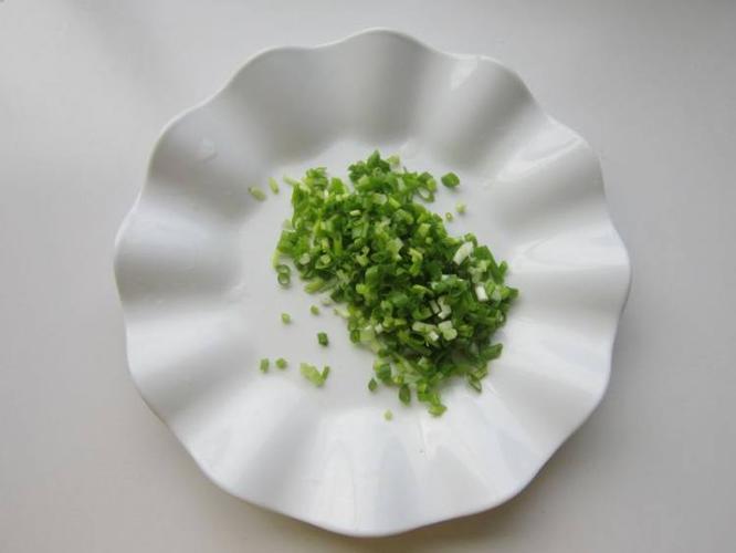 3.香葱洗净切末