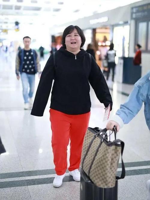 贾玲穿卫衣现身机场,减龄俏皮太吸睛,笑起来更是招人