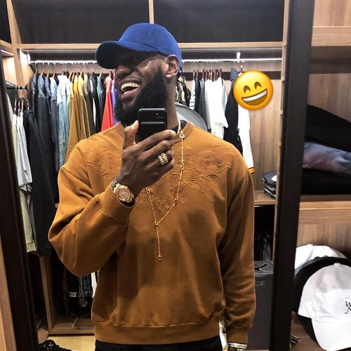 詹姆斯帅气模样听歌蹦迪