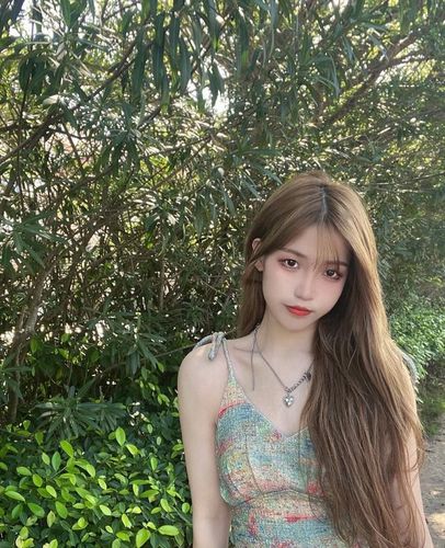 吊带小女生长发披肩可爱迷人