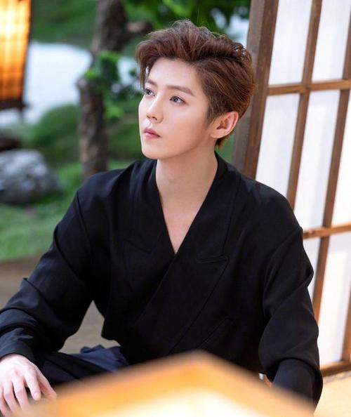 关晓彤ins同步卡点为鹿晗庆生,鹿晗调皮回应女友,合照