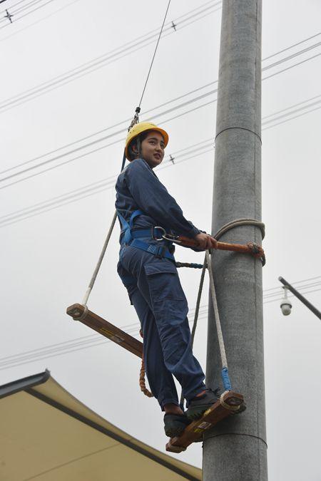 南网工匠大学学员攀爬电线杆维修.信息时报记者 叶伟报 摄