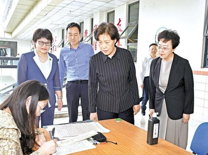 内江市人民政府 >> 李丹