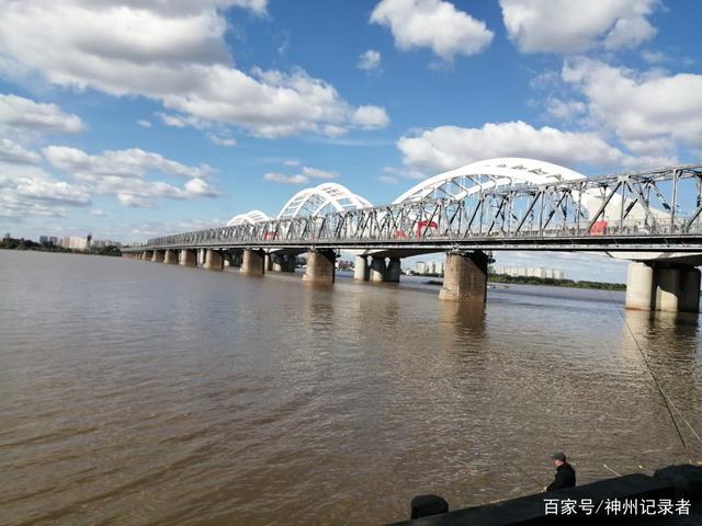 媒体记者走进哈尔滨松花江畔