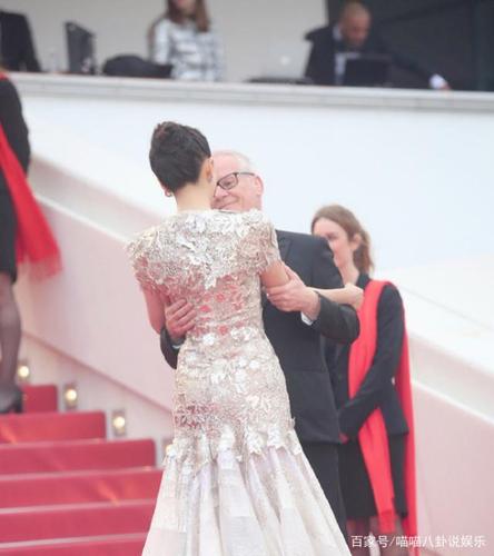 电影节总监福茂亲自上前与章子怡拥抱表示欢迎.