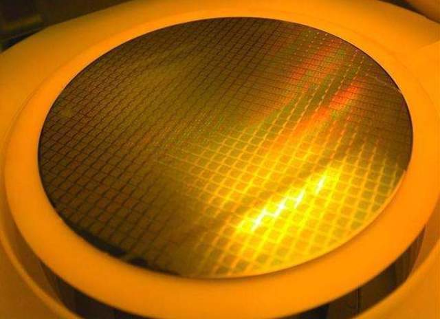 而半导体领域的硅晶圆,信越化学工业和sumco两家日本企业占有全球5成