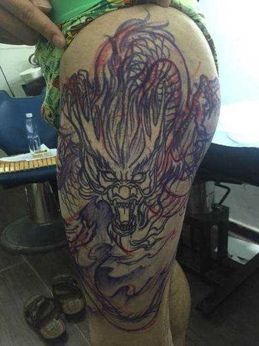 盘腿龙纹身图案