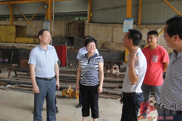 涟源市委书记谢学龙(左二),在市委常委,市委办主任谢永东(左一)等