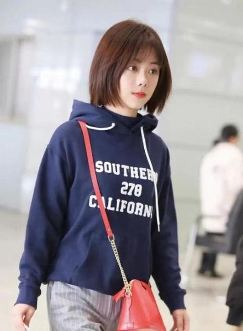 谭松韵娃娃脸好可爱蓝色连帽卫衣配条纹裤俏皮减龄像学生