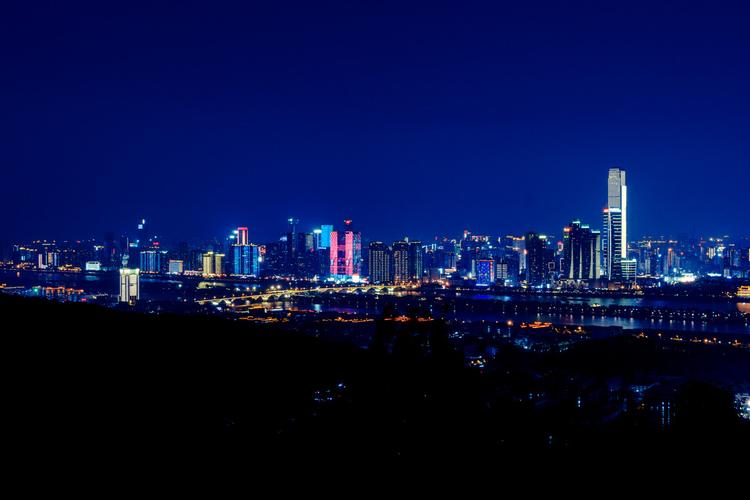 长沙河西最佳夜景视角:岳麓山云麓宫看长沙最美天际线