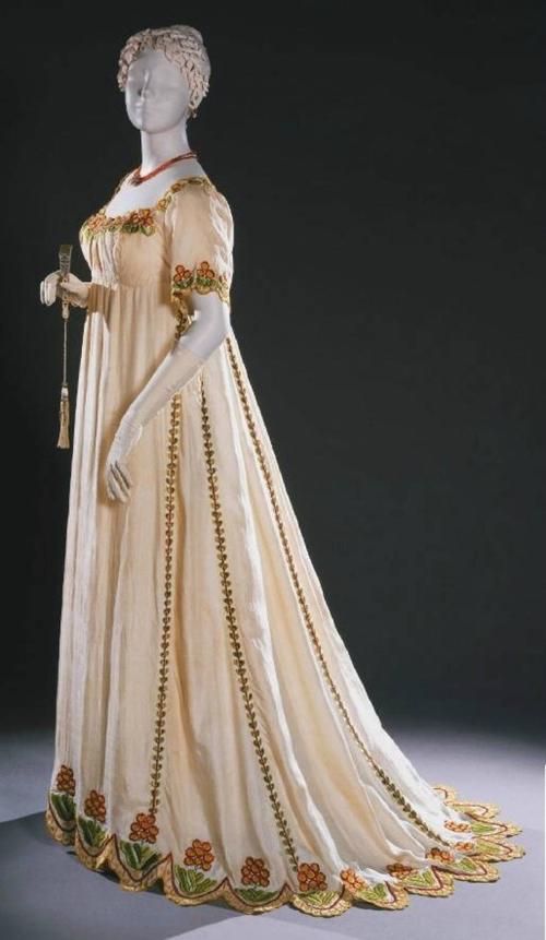 帝政风格长裙.