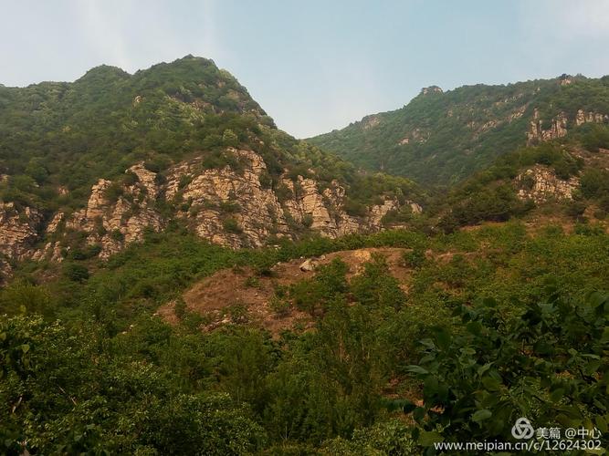 地处燕山山脉山村风景还算不错.
