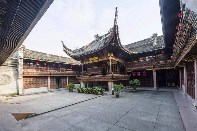清幽的园林和古朴的建筑同样引人驻足,浏览天一阁是 了解老宁波故事