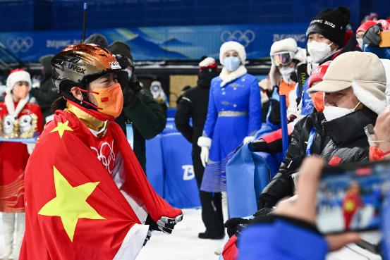 这是她的第28个世界冠军  中国代表团在本届冬奥会上  获得的第五枚