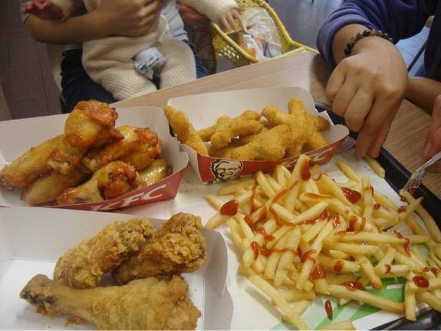 肯德基全家桶里的白纸有什么用?离职员工道出真相,全