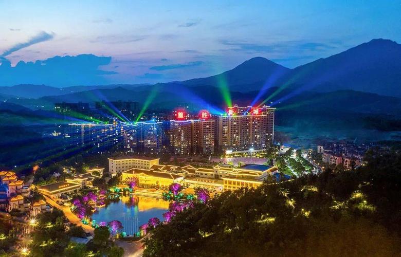 怎么回事?最近很多摄影师,摄影家都围着佛冈篁胜新城拍拍拍