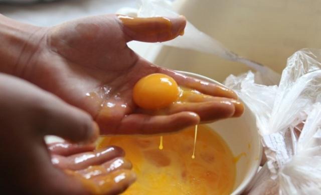 所谓"人造鸡蛋"到底是啥?养鸡场大妈:别多想,成本比真