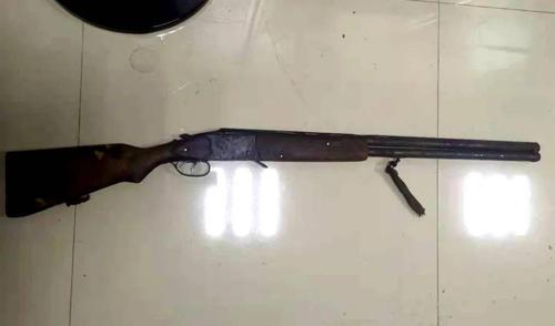 在搜查过程中,王某昌从自家二楼拿出一个塑料编织袋,里面装有 猎枪