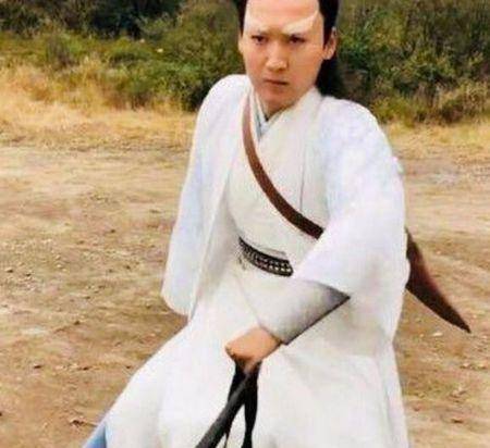 《白眉大侠》翻拍,造型却被指辣眼,网友:这徐良怕是拿不动刀?