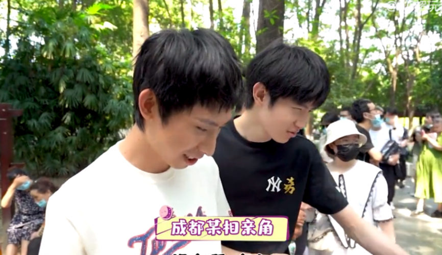 一诺逛相亲角直言当自己的女友很幸福梦泪银行卡余额证明一切