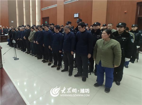 与妻子万莉,母亲袁爱莲共同经营管理,并在寿光市羊口等地承包经营海域