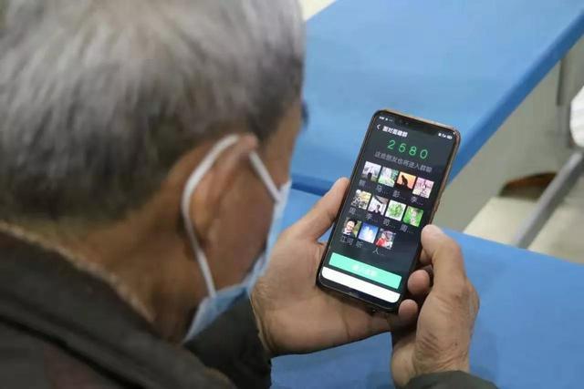 丹阳社区教老年人"玩智能手机"