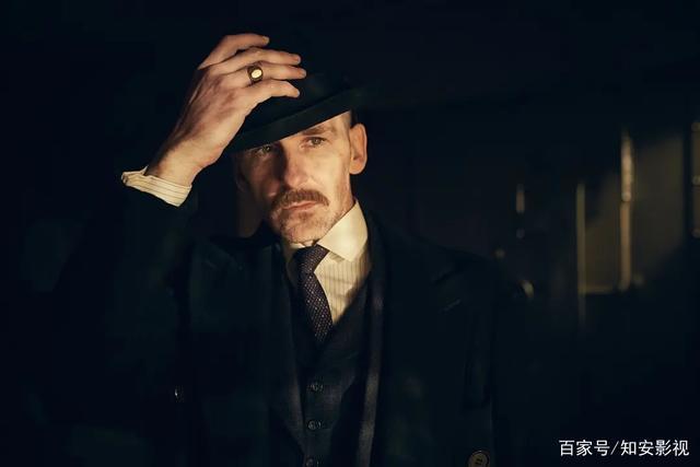 浴血黑帮:曾经疯狂的亚瑟,最后却活成了与原来相反的样子