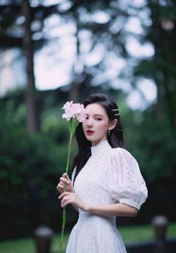 张予曦穿上白色之后,还挺像白莲花挺招人喜欢,复古造型很撩人